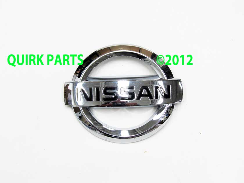 2006 Nissan maxima grille emblem